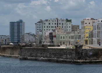 Cuba aprueba reformas de libre mercado sin precedentes en un esfuerzo por evitar el colapso económico