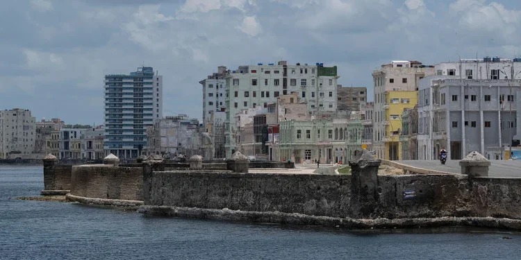 Cuba aprueba reformas de libre mercado sin precedentes en un esfuerzo por evitar el colapso económico