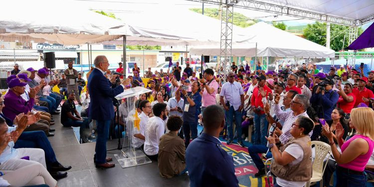Danilo Medina dice dirigentes de otras organizaciones: “Nos están buscando para que les abramos las puertas”