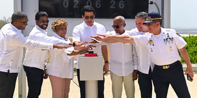 David Collado inicia el malecón de Boca Chica y dos parques