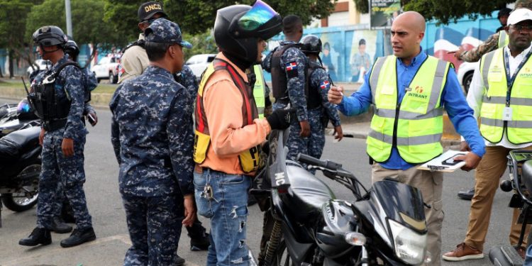 Detienen a 14 haitianos en intervención por paradas ilegales de motos en DN