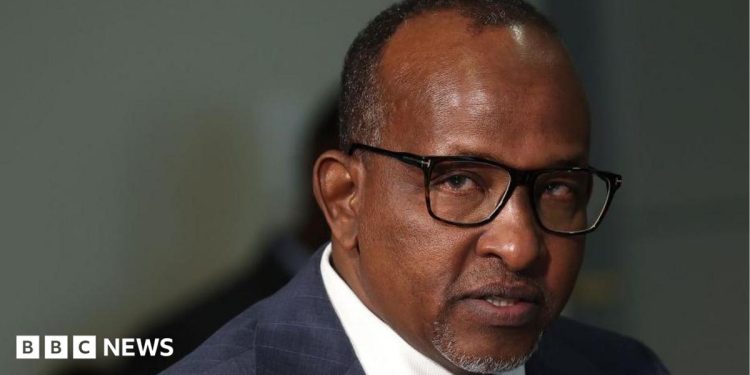 Ébola en Kenia: el Ministro de Salud, Aden Duale, ordena detener la construcción de un centro de cuarentena respaldado por Estados Unidos Ébola en Kenia: el Ministro de Salud, Aden Duale, ordena detener la construcción de un centro de cuarentena respaldado por Estados Unidos