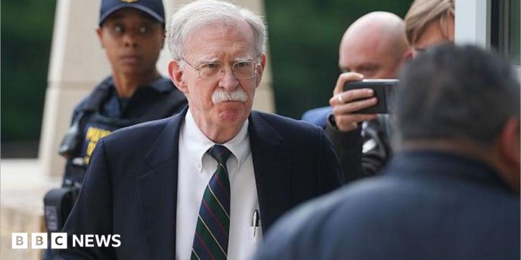 El exasesor de Trump, John Bolton, se declara culpable de mal manejo de documentos clasificados