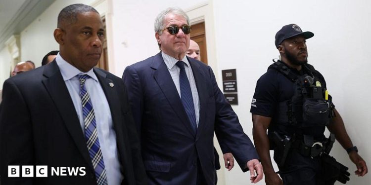El multimillonario Leon Black abandona la audiencia de investigación de Epstein