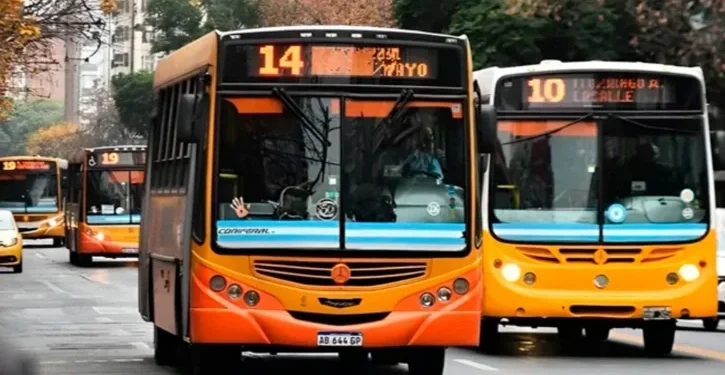 Empresas de colectivos de Córdoba anunciaron que pagarán en cuotas el medio aguinaldo