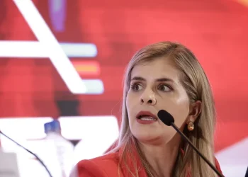 Evacuan de emergencia presidenta Laura Fernández por explosión