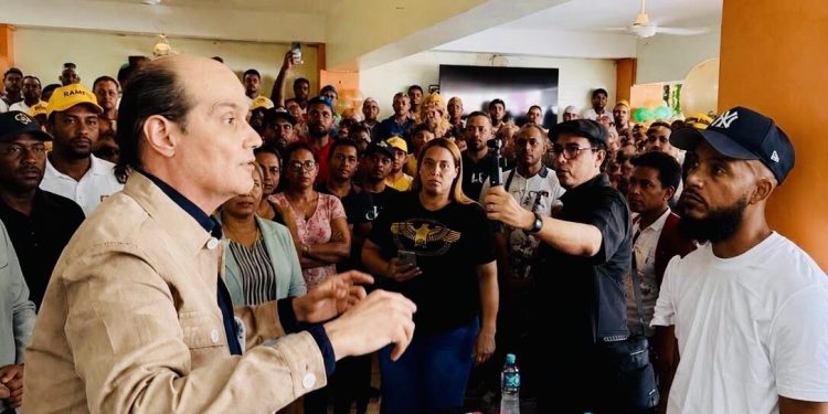 Exdirigentes del PRM, PLD y FP se juramentan con Ramfis en Baní