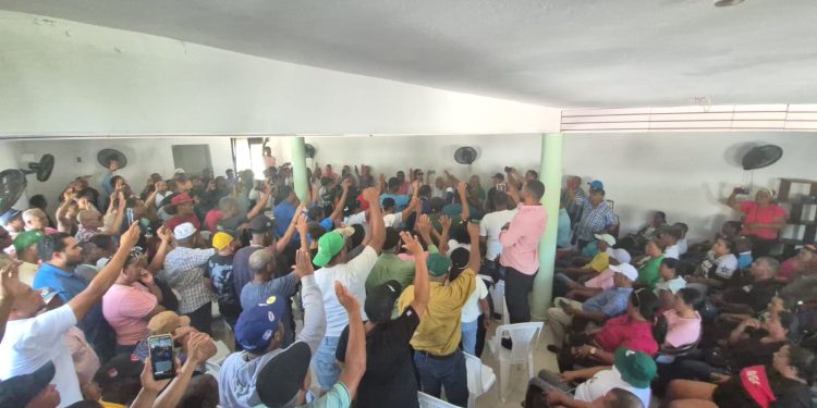 Fuerza del Pueblo juramenta 135 nuevos miembros provenientes del PLD y el PRM en Enriquillo