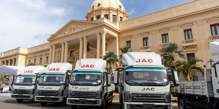 Gobierno entrega 30 camiones a Inespre para ampliar acceso a... Gobierno entrega 30 camiones a Inespre para ampliar acceso a...