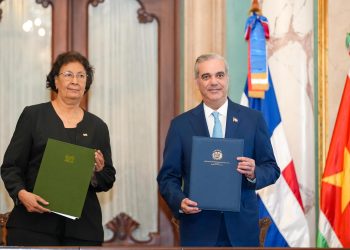 Gobiernos de RD y de Surinam firman acuerdos de cooperación y alianzas estratégicas en el sector turístico, agricultura e inversión privada Gobiernos de RD y de Surinam firman acuerdos de cooperación y alianzas estratégicas en el sector turístico, agricultura e inversión privada