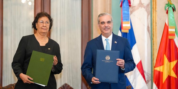 Gobiernos de RD y de Surinam firman acuerdos de cooperación y alianzas estratégicas en el sector turístico, agricultura e inversión privada Gobiernos de RD y de Surinam firman acuerdos de cooperación y alianzas estratégicas en el sector turístico, agricultura e inversión privada