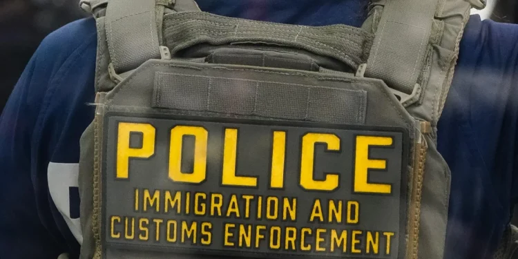 ICE exige capacitación adicional para nuevos empleados después de la reacción violenta