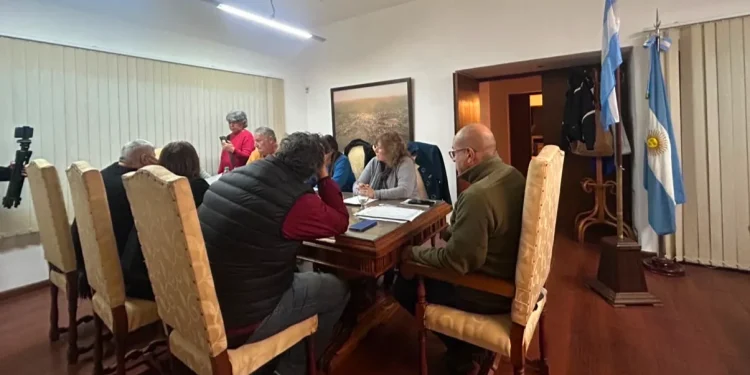 Insólito: el Concejo Deliberante de La Cumbre sesionó en el despacho del intendente y aprobó una nueva deuda millonaria