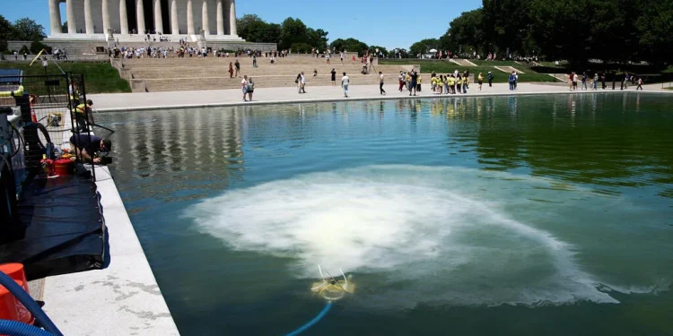 La empresa propiedad del donante de Trump ganó el contrato de limpieza de Reflecting Pool por valor de 1,7 millones de dólares sin licitación La empresa propiedad del donante de Trump ganó el contrato de limpieza de Reflecting Pool por valor de 1,7 millones de dólares sin licitación