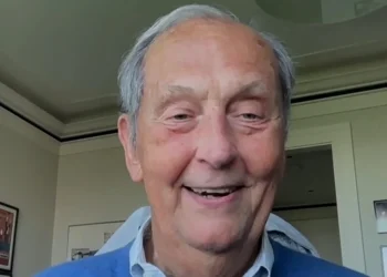 La ex estrella de los Knicks y senador Bill Bradley dice que Trump es un "segundo violín" para los fanáticos en el tercer juego de las Finales de la NBA