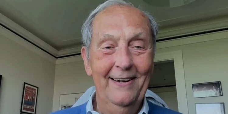 La ex estrella de los Knicks y senador Bill Bradley dice que Trump es un "segundo violín" para los fanáticos en el tercer juego de las Finales de la NBA La ex estrella de los Knicks y senador Bill Bradley dice que Trump es un "segundo violín" para los fanáticos en el tercer juego de las Finales de la NBA