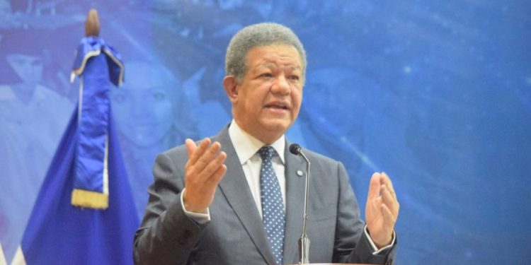 Leonel Fernández pide al Gobierno bajar los combustibles por caída del petróleo