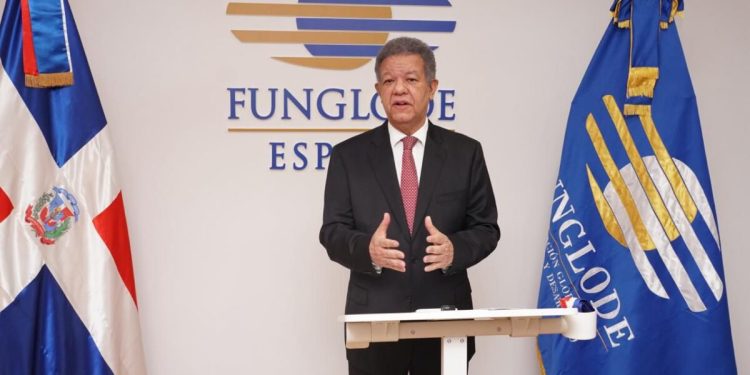 Leonel Fernández rechaza "reforma fiscal" desde Madrid por crisis económica
