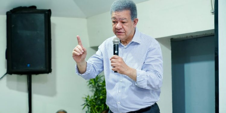 Leonel exige al Gobierno bajar la gasolina