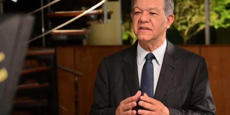 Leonel juramenta en Madrid a dirigentes del PRM