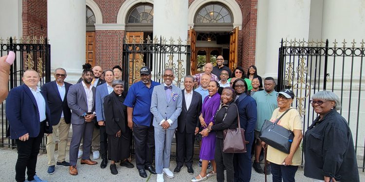 Líderes religiosos respaldan reelección de Adriano Espaillat Líderes religiosos respaldan reelección de Adriano Espaillat