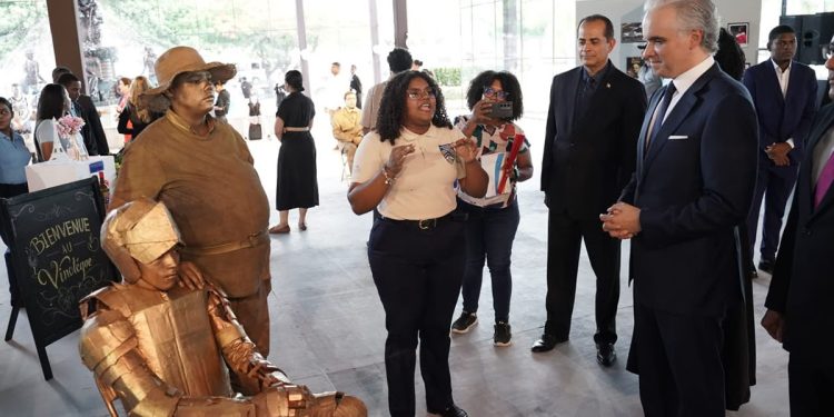 Luis Miguel De Camps inaugura muestra nacional de la Modalidad en Artes en el Teatro Nacional Luis Miguel De Camps inaugura muestra nacional de la Modalidad en Artes en el Teatro Nacional