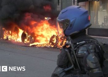 Manifestantes chocan con la policía antes de la cumbre del G7 en Francia