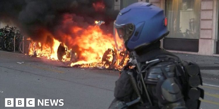 Manifestantes chocan con la policía antes de la cumbre del G7 en Francia