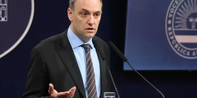 Manuel Adorni presentó su renuncia al Gobierno con una extensa carta: "Me retiro tranquilo y sereno"