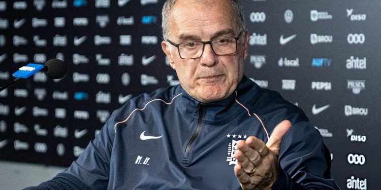 Marcelo Bielsa asumió toda la responsabilidad tras la eliminación de Uruguay: "Hemos decepcionado a los aficionados" Marcelo Bielsa asumió toda la responsabilidad tras la eliminación de Uruguay: "Hemos decepcionado a los aficionados"