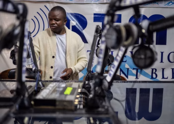Mientras el ébola se propaga en el Congo, una estación de radio intenta detener la desinformación sobre salud
