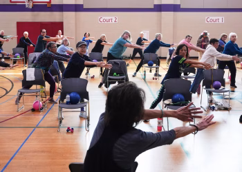 Mientras tocan hip-hop o Doris Day, los instructores de ejercicio mayores pueden hablar el idioma de sus compañeros