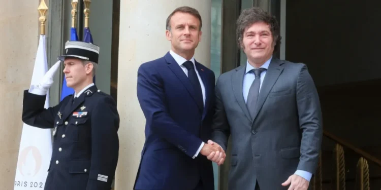 Milei conquista París y deja al kirchnerismo atrapado en su propio pasado