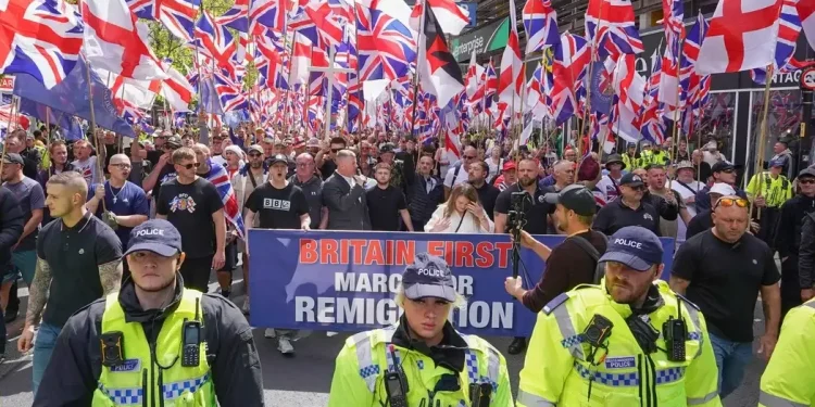 Miles de británicos se manifiestan contra la inmigración tras el ataque de Belfast y el asesinato de Henry Nowak Miles de británicos se manifiestan contra la inmigración tras el ataque de Belfast y el asesinato de Henry Nowak