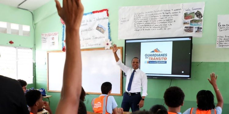 Milton Morrison imparte clases de educación vial a estudiantes... Milton Morrison imparte clases de educación vial a estudiantes...