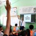 Milton Morrison imparte clases de educación vial a estudiantes...