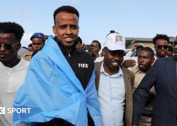 Mundial 2026: el árbitro sancionado Omar Artan llega a su casa en Somalia