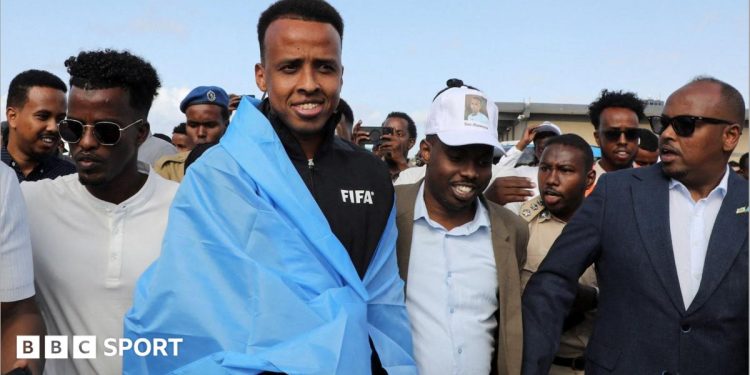 Mundial 2026: el árbitro sancionado Omar Artan llega a su casa en Somalia