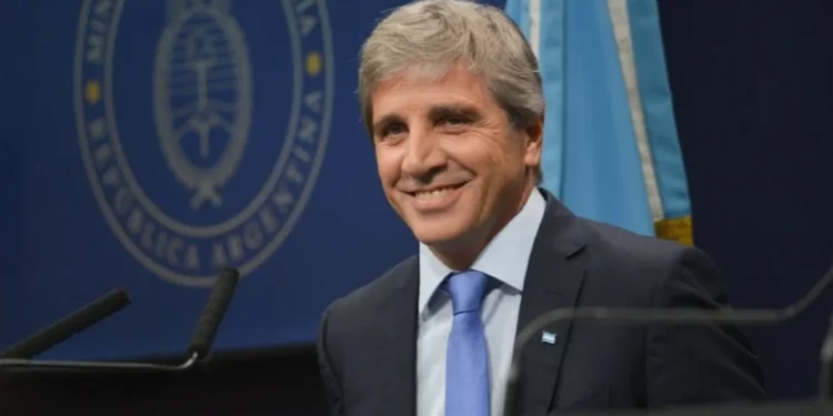 Otro éxito de Toto Caputo: el Gobierno captó US$100 millones y completa el cupo del Bonar 2028