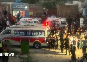 Pakistán: El derrumbe del tejado mata a 14 niños en un centro de enseñanza de Lahore