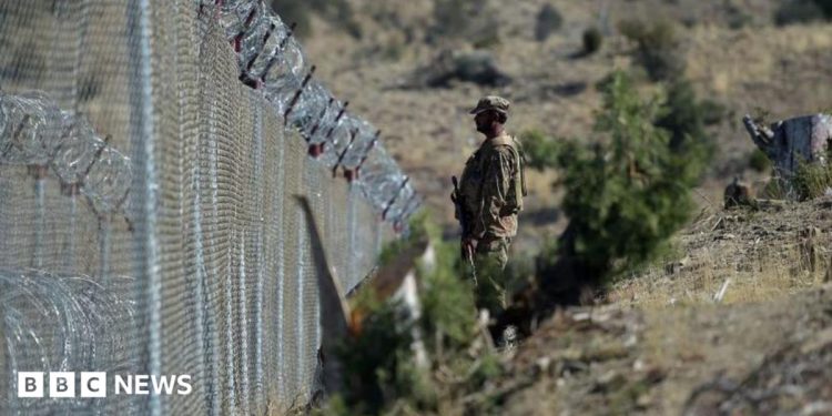 Pakistán lanza ataques mortales a lo largo de la frontera afgana