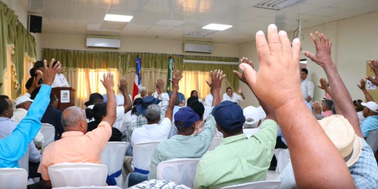 Presidente Abinader escucha demandas de ganaderos de Duvergé y reafirma respaldo al desarrollo del sector agropecuario