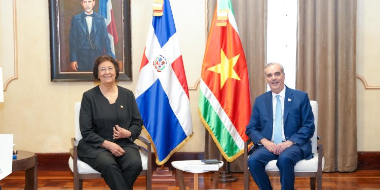 Presidente Abinader recibe a su homóloga de Surinam, Jennifer Geerlings-Simons, en visita oficial