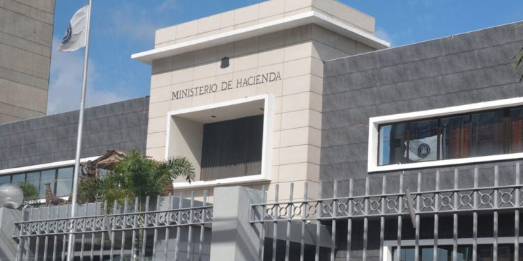 Proyecto fiscal del Gobierno plantea aumento selectivo de tributación casinos y juegos de azar, alza a pasajes aéreos, ajuste de ISR a grupo de contribuyentes