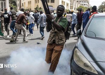 Reformas en Senegal: el partido de Ousmane Sonko intenta recortar los poderes del presidente Bassirou Diomaye Faye