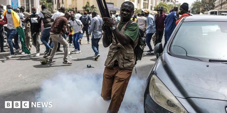 Reformas en Senegal: el partido de Ousmane Sonko intenta recortar los poderes del presidente Bassirou Diomaye Faye Reformas en Senegal: el partido de Ousmane Sonko intenta recortar los poderes del presidente Bassirou Diomaye Faye