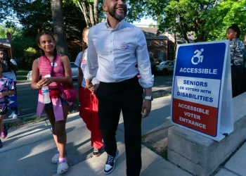 Robert White gana las primarias demócratas para delegado de DC al Congreso después del retiro de Eleanor Holmes Norton
