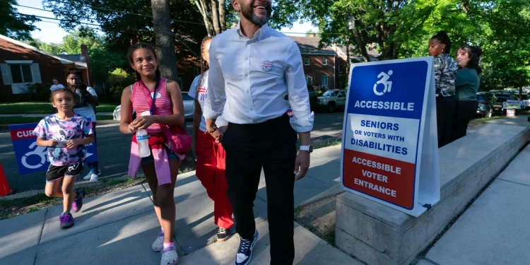Robert White gana las primarias demócratas para delegado de DC al Congreso después del retiro de Eleanor Holmes Norton Robert White gana las primarias demócratas para delegado de DC al Congreso después del retiro de Eleanor Holmes Norton