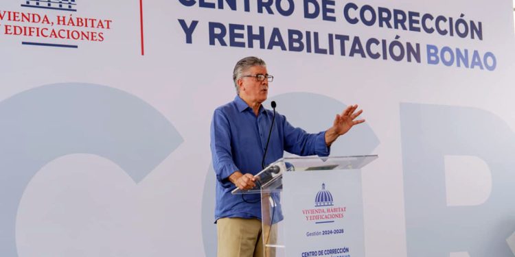 De crítico del sistema carcelario a vocero de su modernización: la metamorfosis de Santana CCR Bonao Roberto Santana anuncia CCR-Bonao será un centro moderno en base a las normas de Naciones Unidas