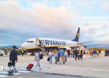 Ryanair permite a los padres sentarse con sus hijos gratis en un cambio de política